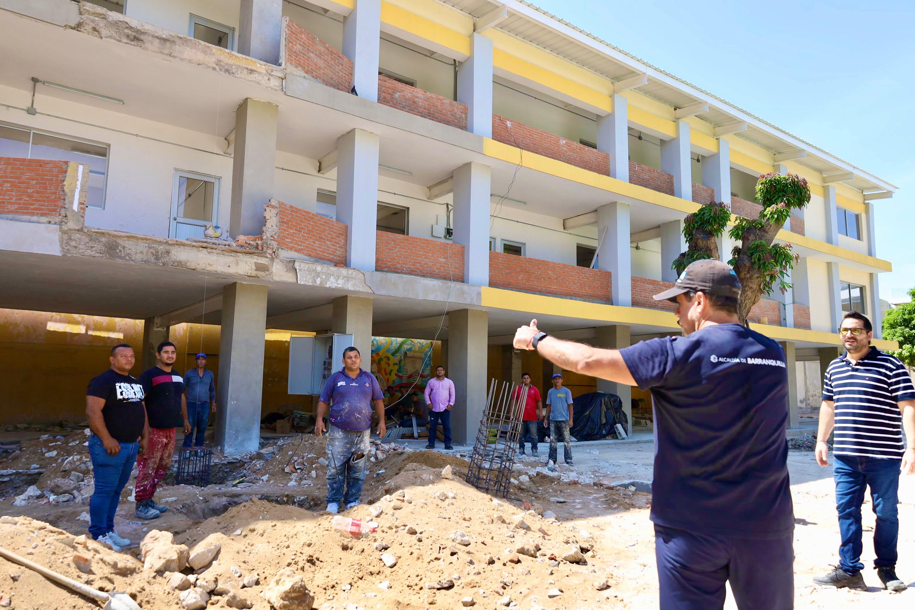 Alcalde Char inspecciona los trabajos en el colegio. 