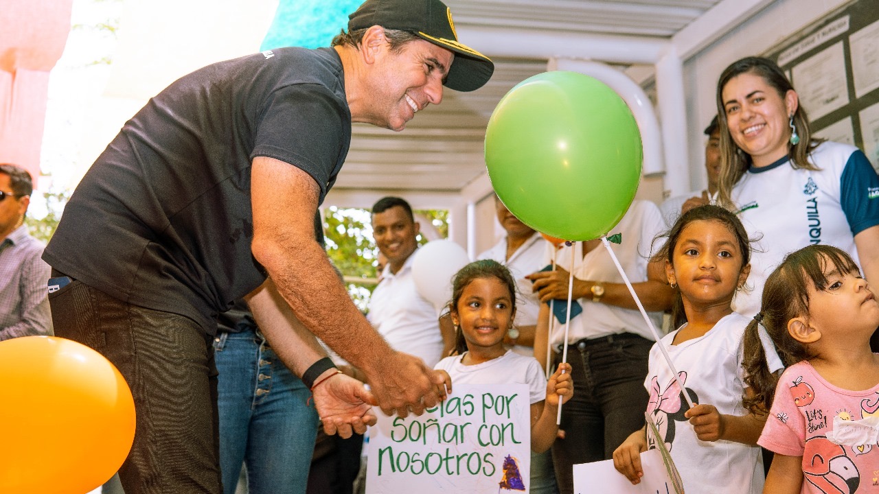 Alcalde Char comparte con niños y niñas del programa.