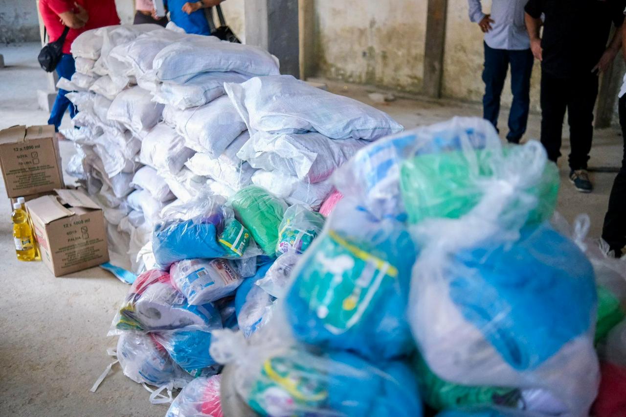 Mercados y kits de aseo entregados a las familias. 