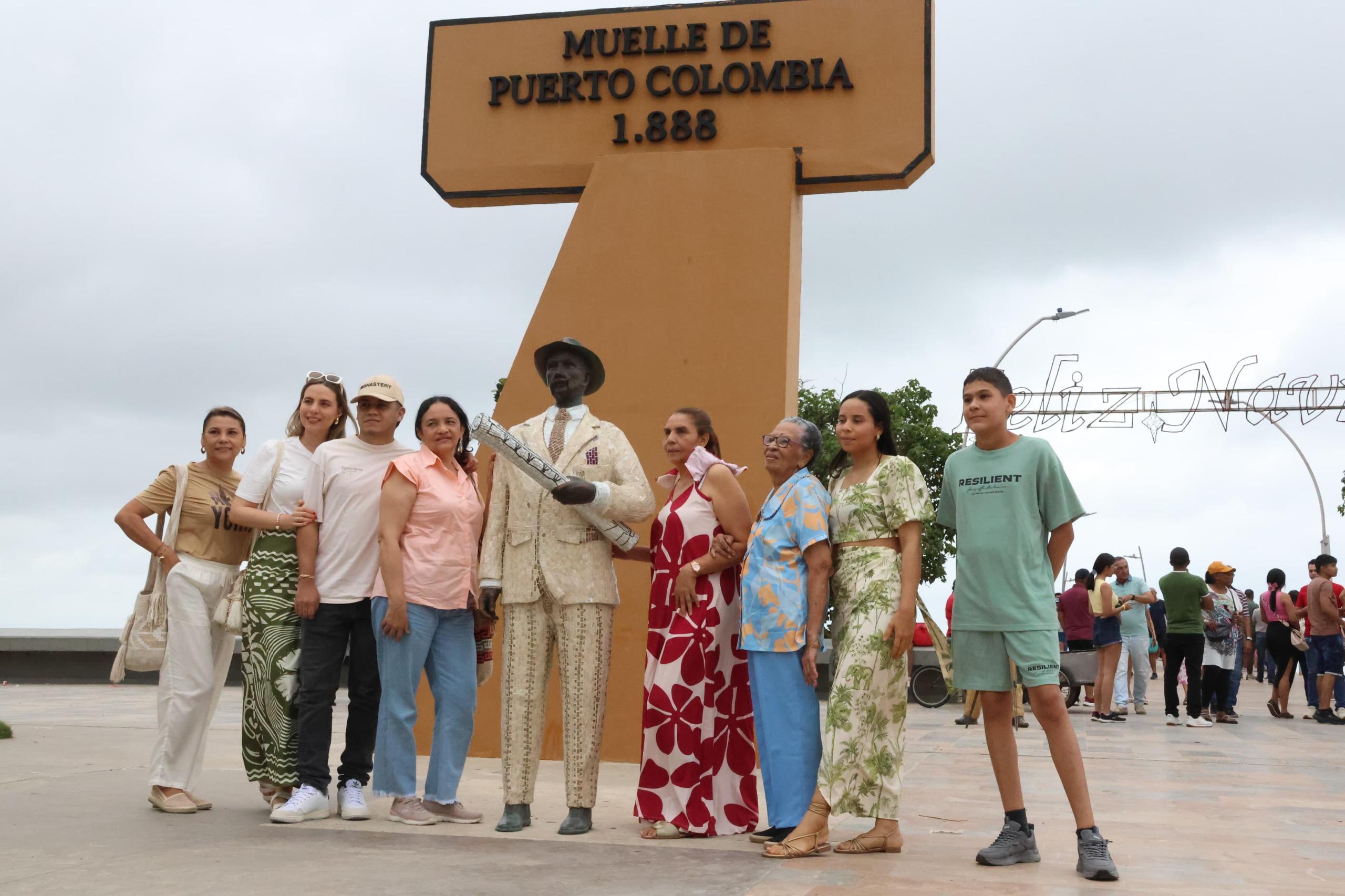 Familias en la Plaza principal de Puerto Colombia.