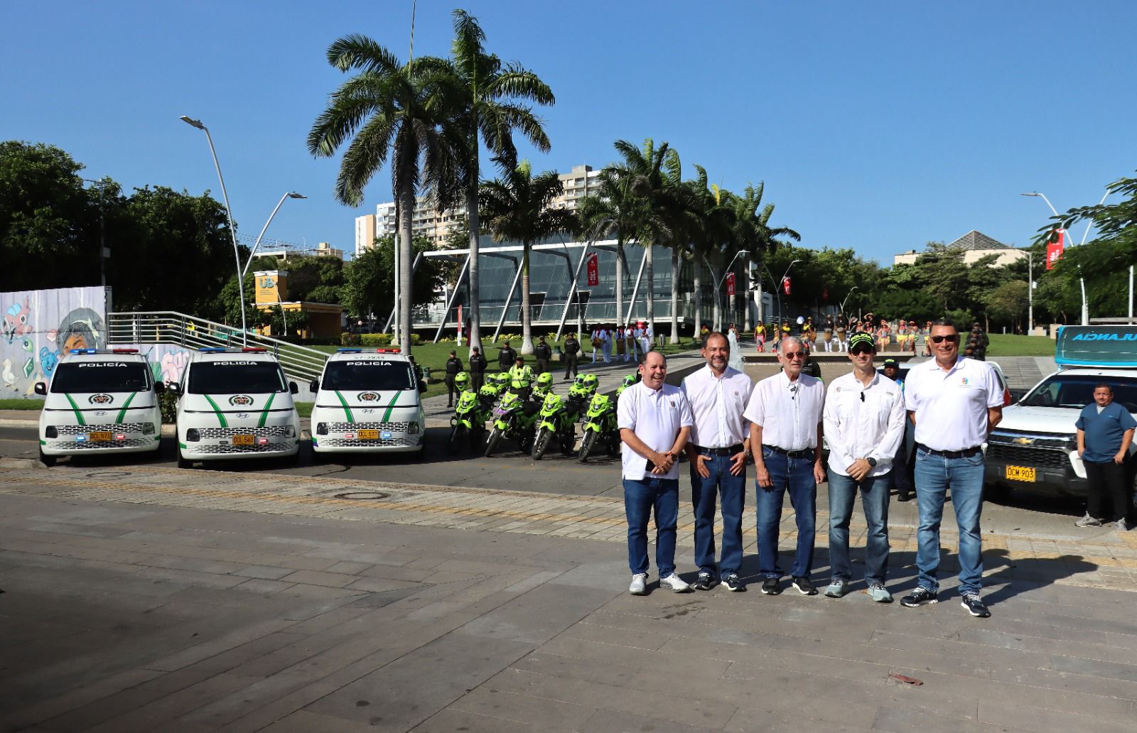 Gobernador Eduardo Verano junto a sus secretarios. 