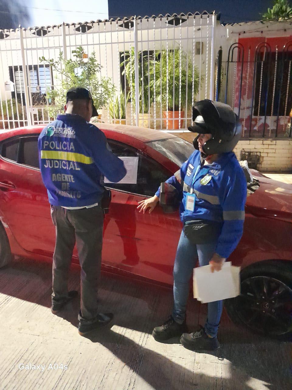 Agentes durante el traslado del vehículo.