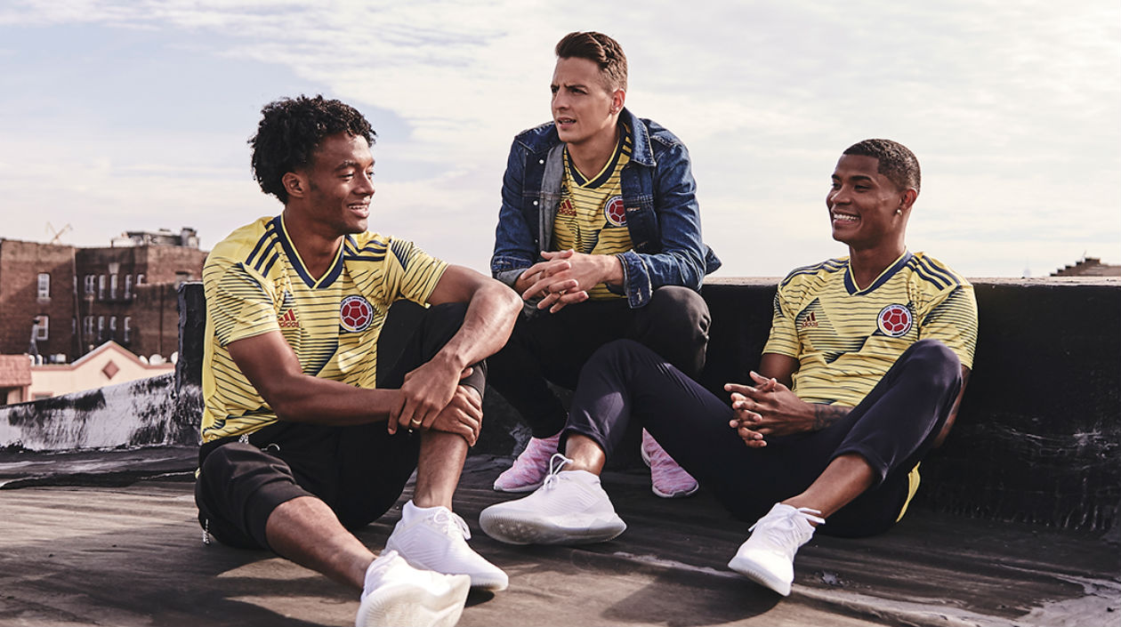 Jugadores de Colombia con el nuevo atuendo. 