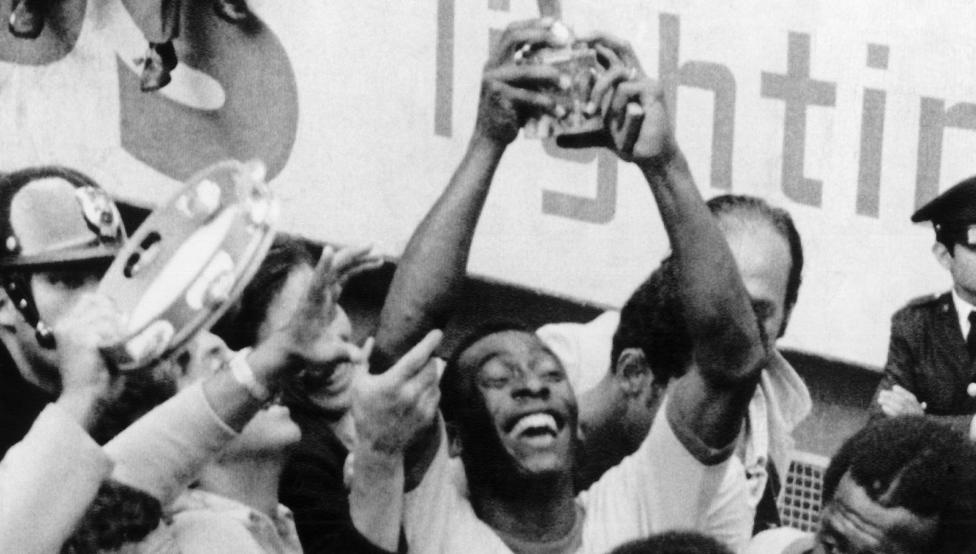 Pelé sostiene la entonces denominada Copa Jules Rimet tras conquistar su tercer Mundial en el estadio Azteca de Mexico