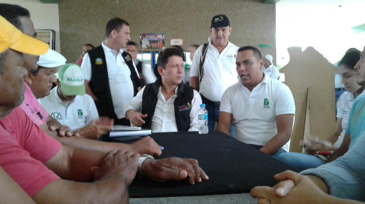 El Personero Jaime Sanjuan Pugliesse, en el Centro Social Don Bosco con líderes de la comunidad.