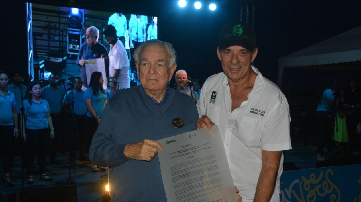 El secretario de Cultura, Juan José Jaramillo, entrega el reconocimiento al maestro Alberto Carbonell.
