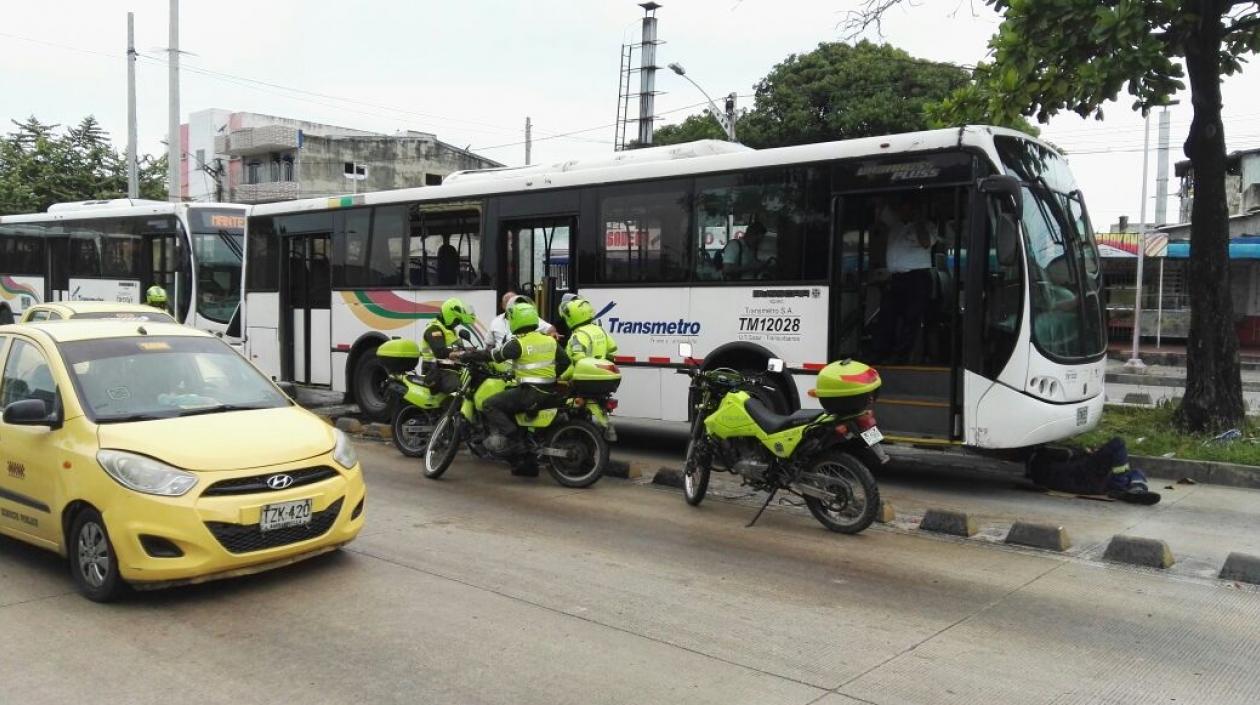 Según Transmetro, el bus presentó incidente por escape de aceite sobre motor caliente.