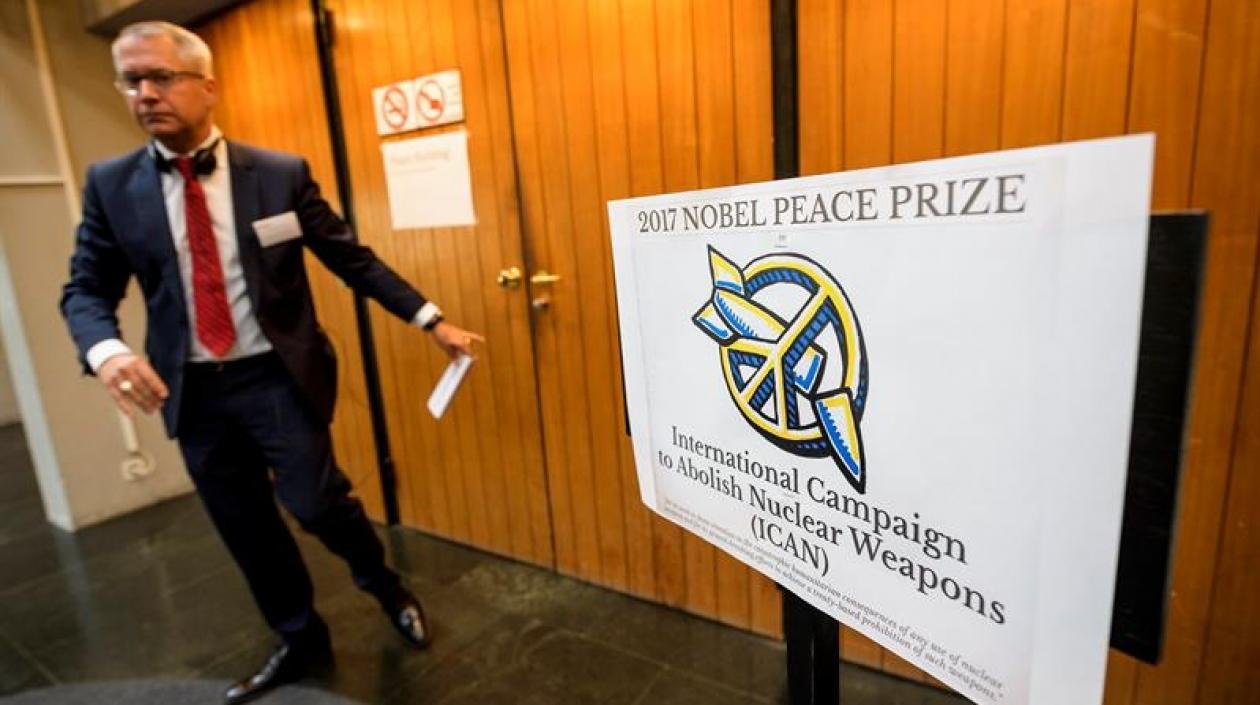 Un hombre camina junto a un cartel que informa sobre el otorgamiento del premio Nobel de la Paz a la Campaña Internacional para la Abolición de las Armas Nucleares (ICAN) en la sede de las Naciones Unidas en Ginebra (Suiza).