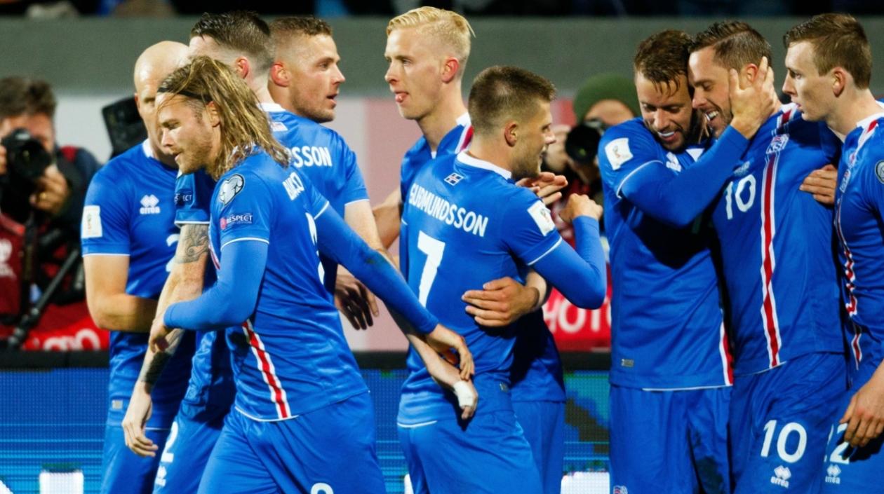 Jugadores islandeses celebran el paso a la fase final del Mundial de Rusia 2018.