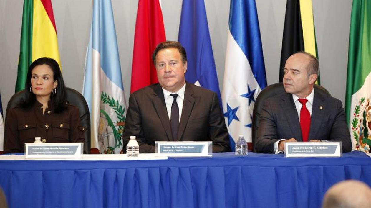 La Ministra panameña de Relaciones Exteriores, Isabel De Saint; el Presidente Juan Carlos Varela y el presidente de la CorteIDH, Roberto Caldas.