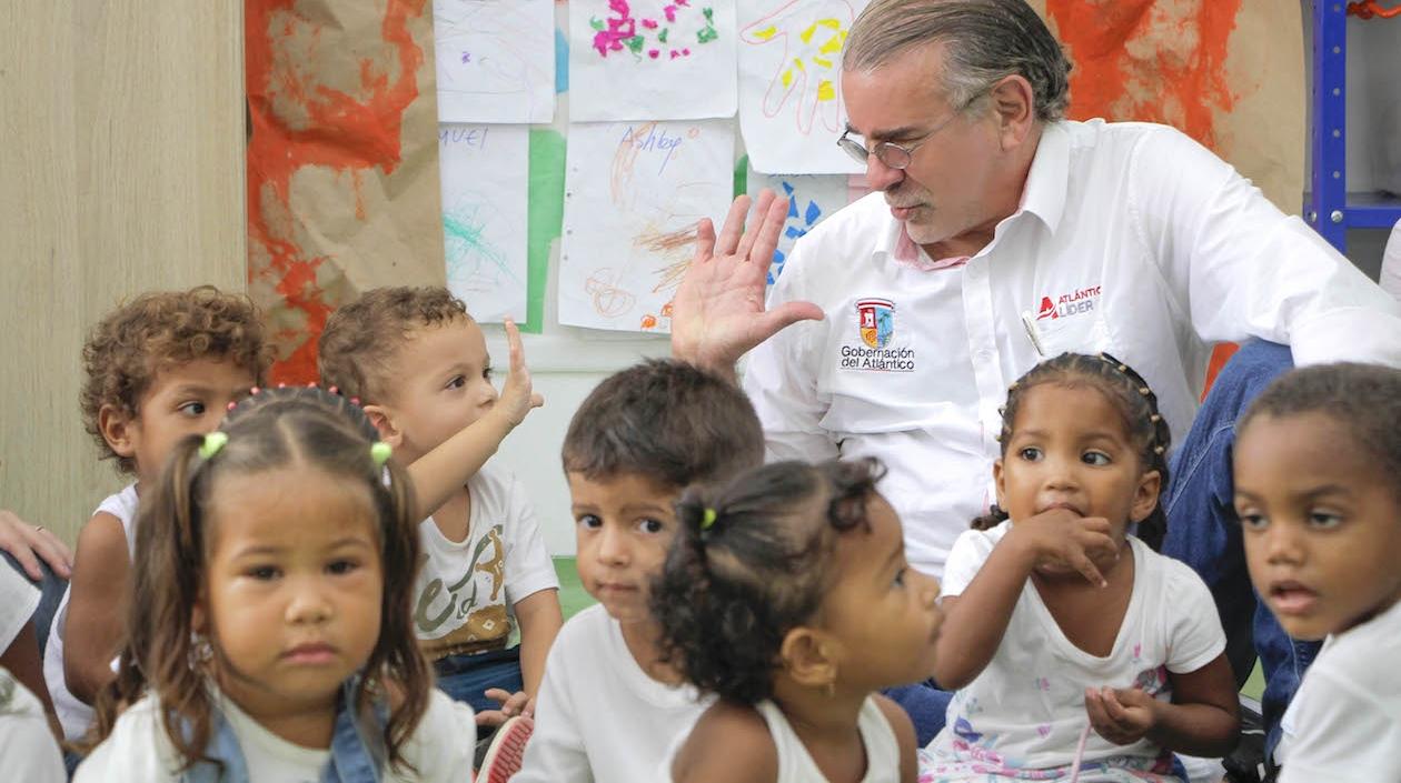 El Gobernador, Eduardo Verano, con niños beneficiarios de los proyectos.