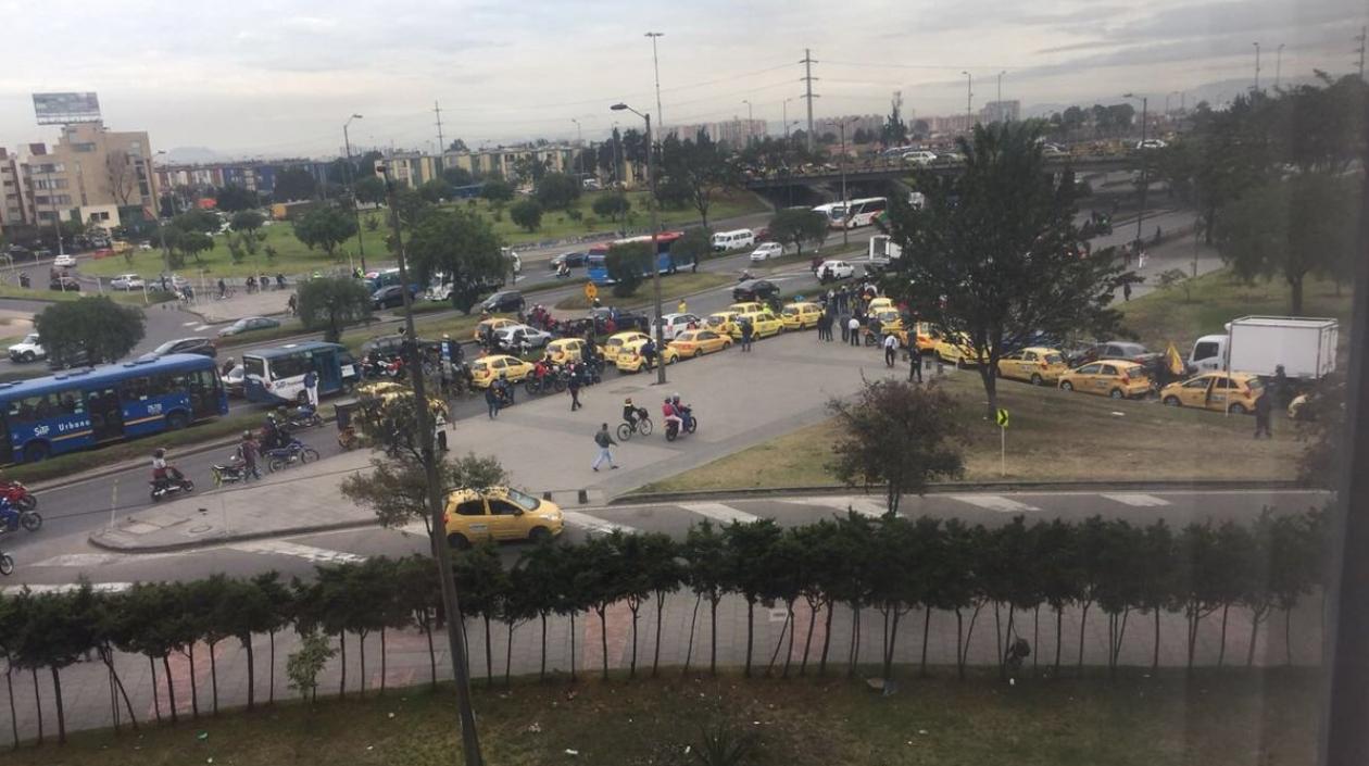 Así se observa el paro de taxistas en la avenida Boyacá en Bogotá.