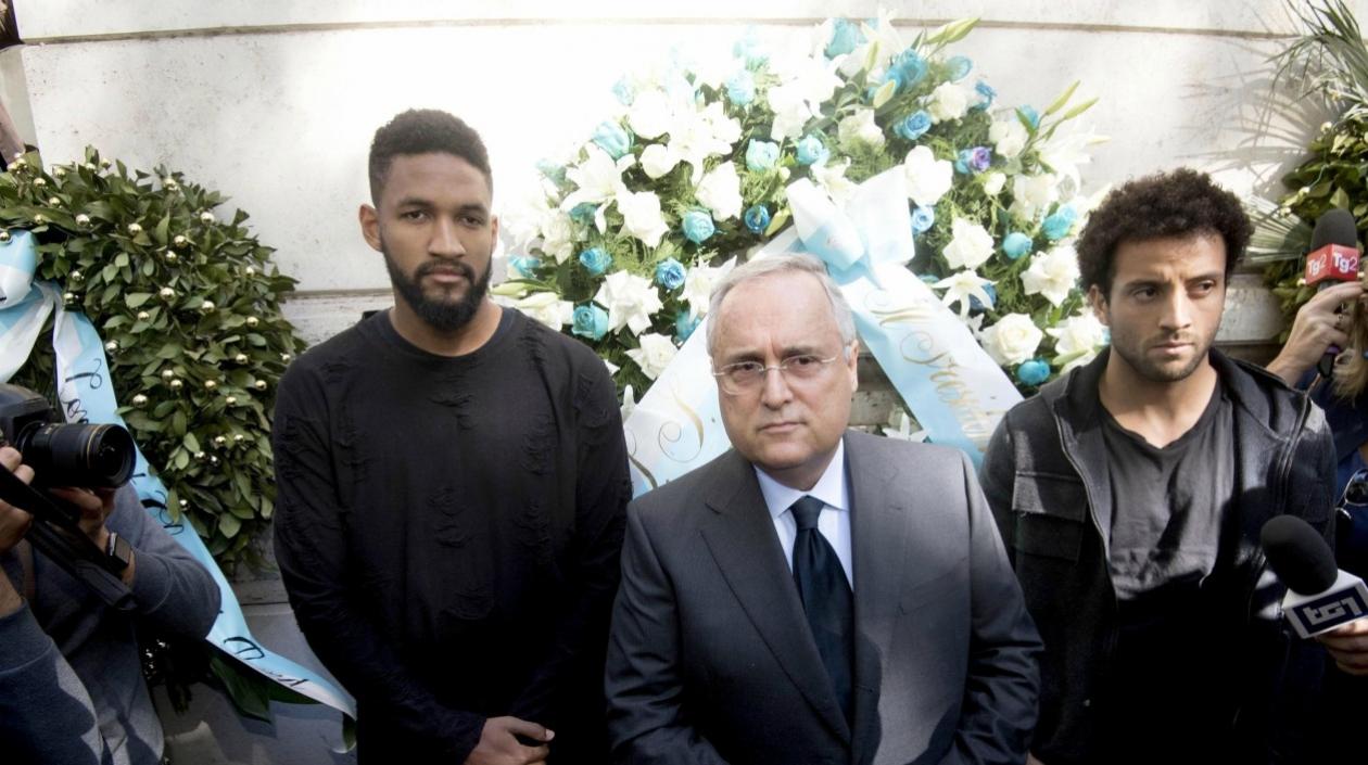 El presidente del Lazio, Claudio Lotito y los jugadores Wallace y Felipe Anderson participaron en una ofrenda floral en la sinagoga de Roma, Italia, después del escándalo.