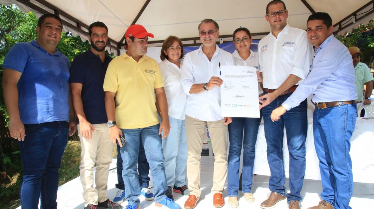 Viceministro de Agua Potable y Saneamiento Básico, Raúl Lacouture, durante la firma de uno de los convenios en el municipio de Puerto Colombia, Atlántico.