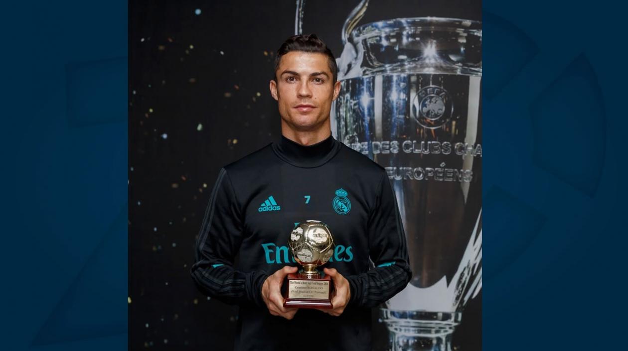 Cristiano Ronaldo sostiene el premio. 