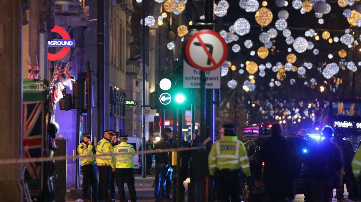 La policía de Londres recibió una llamada a las 16:38 horas locales que reportaba disparos al interior de la estación de tren de Oxford Circus.