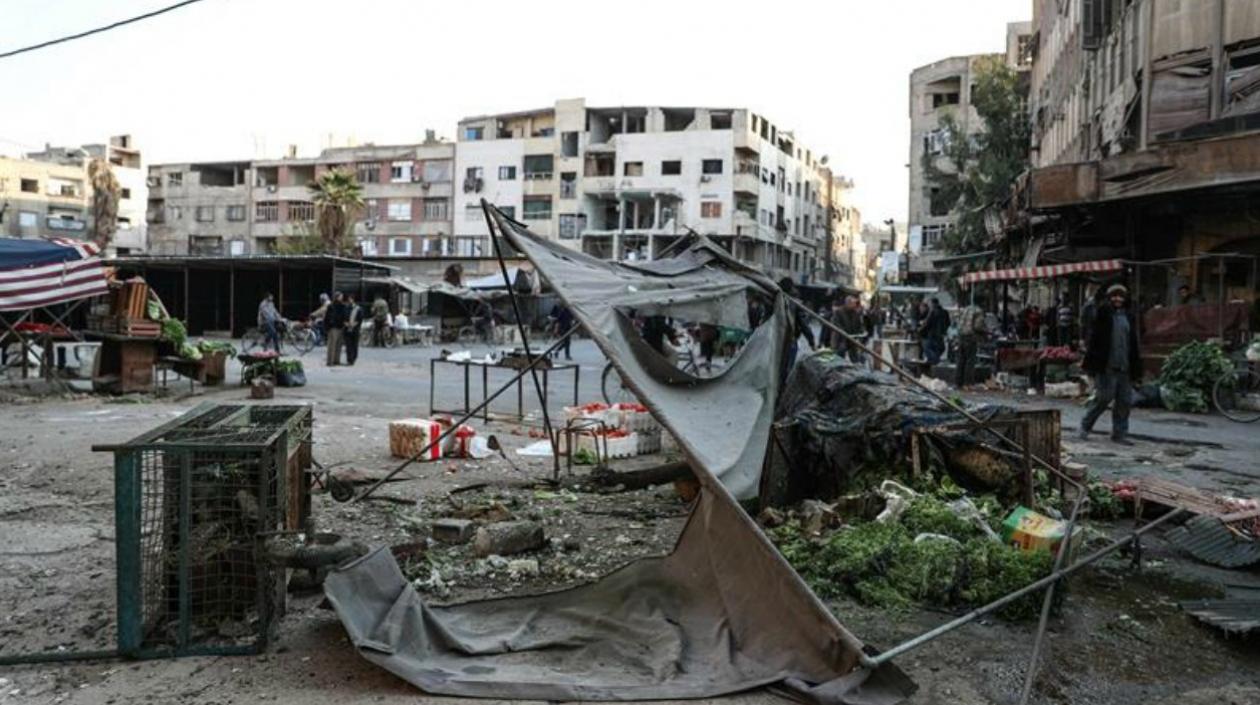  Estado en el que ha quedado un puesto de verduras en Duma (Siria) tras un bombardeo.