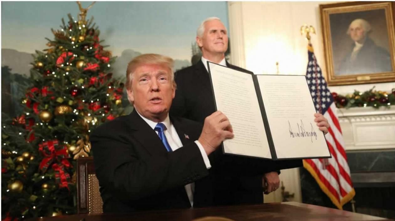 El presidente de EE.UU., Donald Trump, firma su proclamación en la sala de recepciones diplomáticas de la Casa Blanca, en Washington.