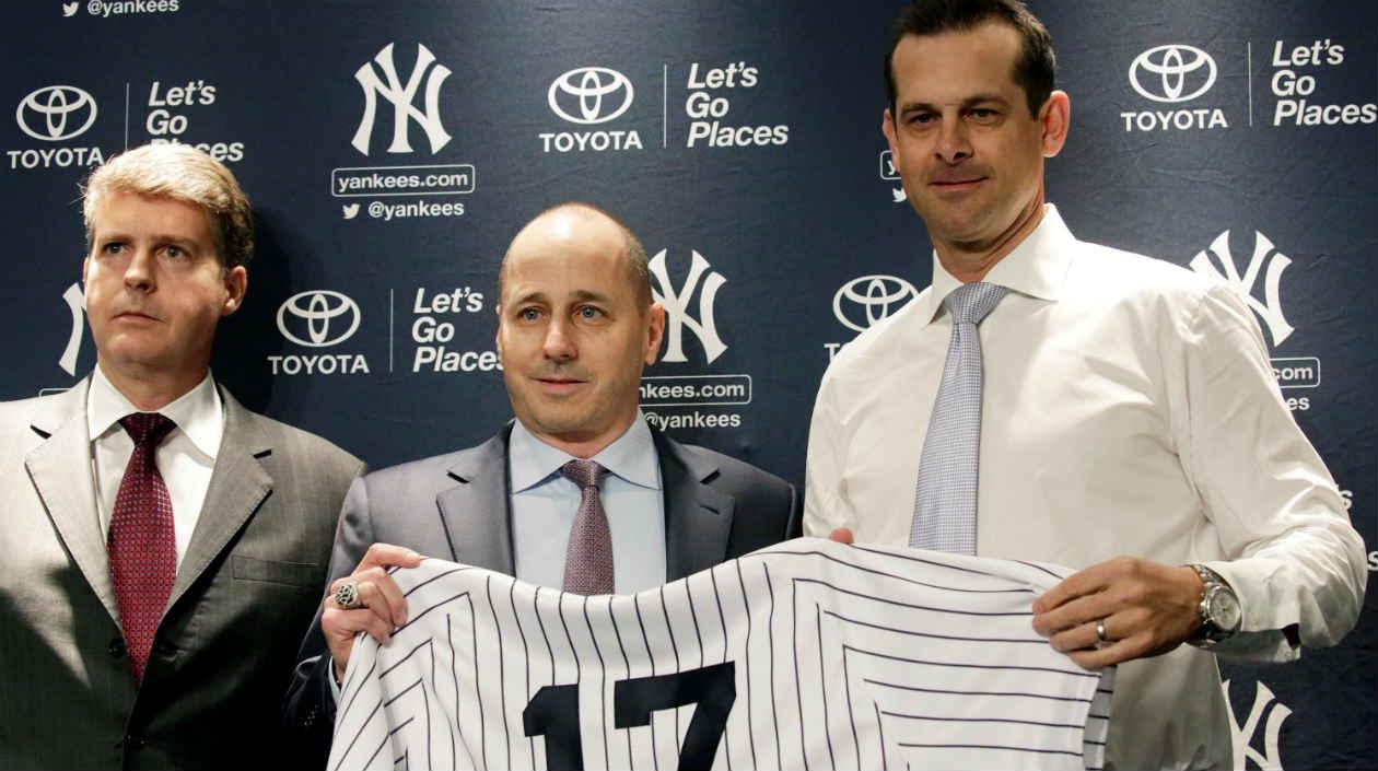 El dueño de los Yanquis, Hal Steinbrenner, el gerente general del equipo, Brian Cashman, y el nuevo manejador de los New York Yankees, Aaron Boone