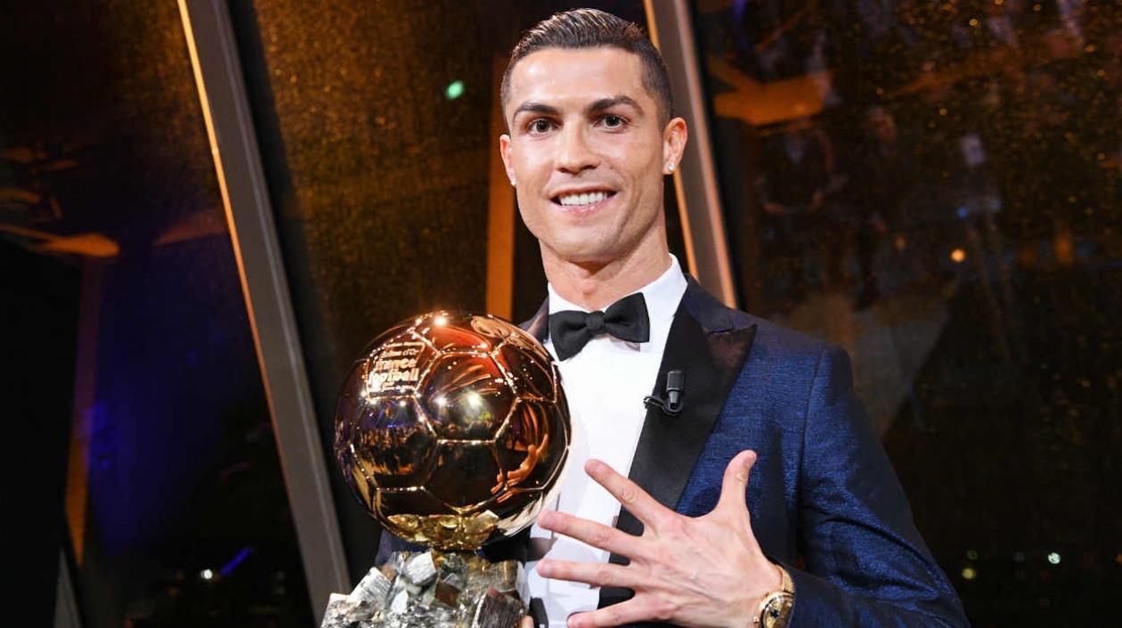 Cristiano Ronaldo posa con su quinto balón de oro. 