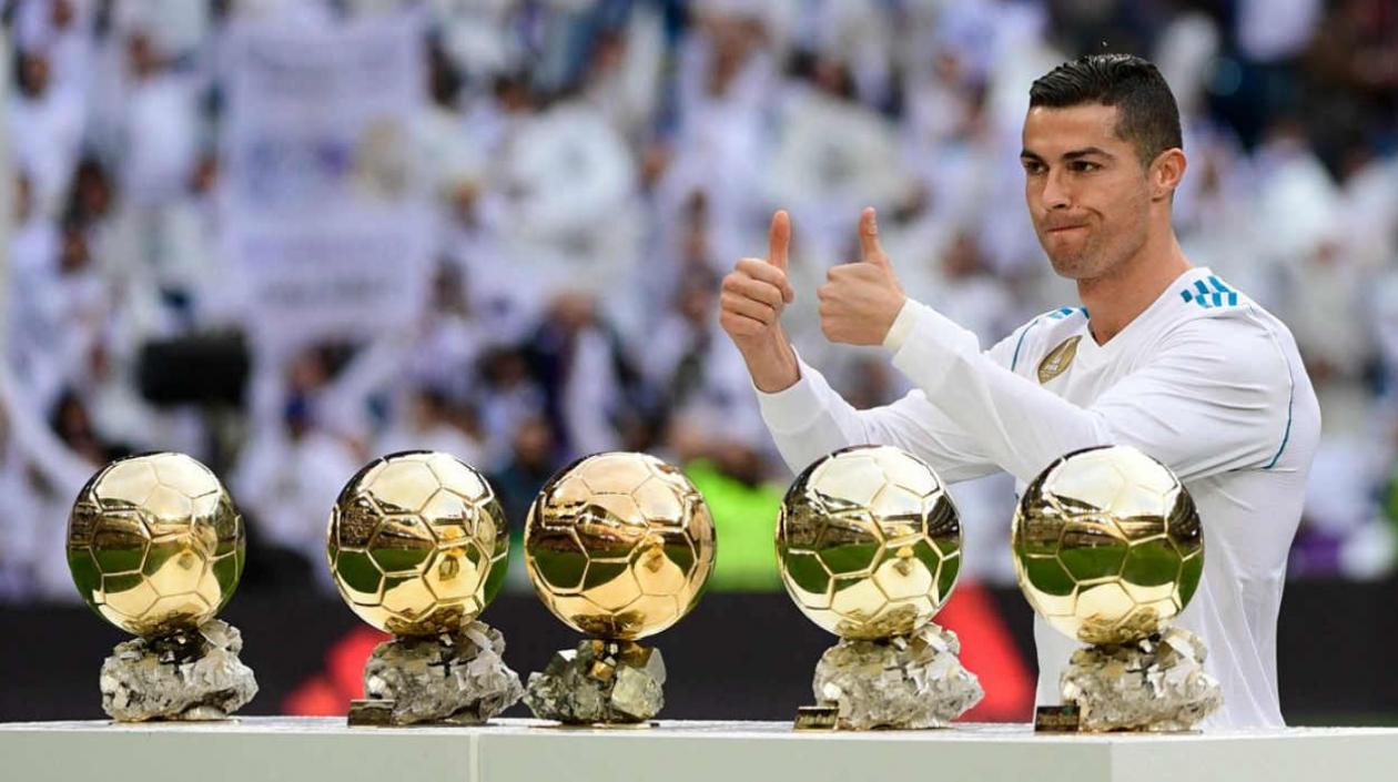 Cristiano Ronaldo con sis cinco balones de oro. 