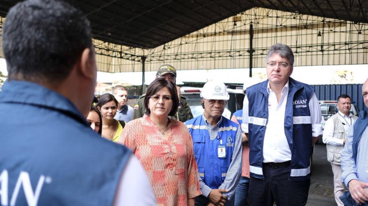 Los ministros de Comercio y Hacienda inspeccionan los contenedores de contrabando incautados en Buenaventura.