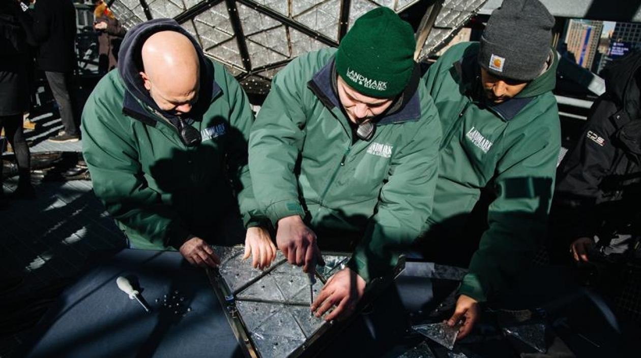 Trabajadores instalan los triángulos de cristal que componen la Bola de Times Square de fin de año, en Nueva York (Estados Unidos) .