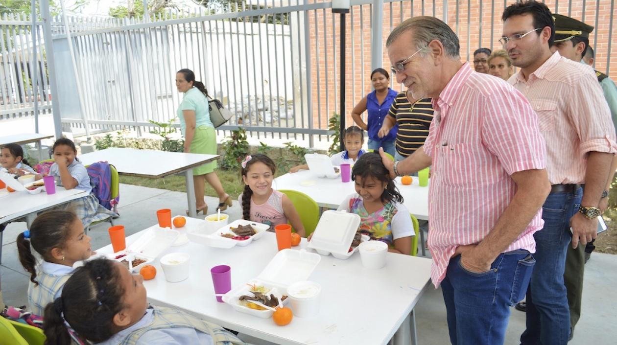 El Gobernador Eduardo Verano y el Secretario de Educación Dagoberto Barraza, supervisando el programa.