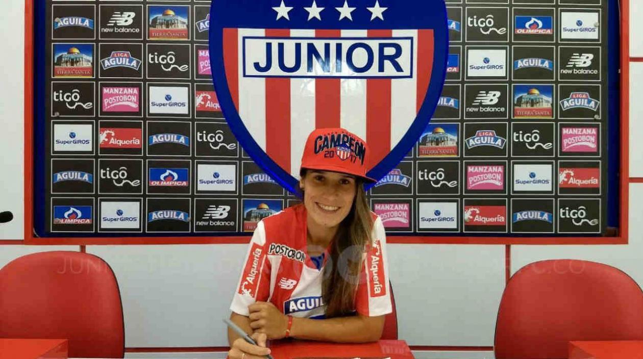 Daniela Montoya firmó su contrato con Junior. 