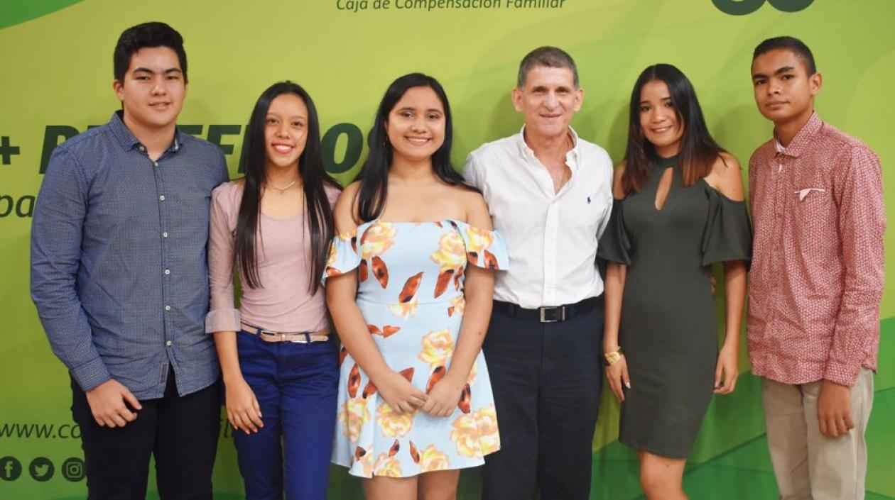 Los cinco jóvenes beneficiados al lado del Director de Combarranquilla, Ernesto Herrera Díaz Granados.