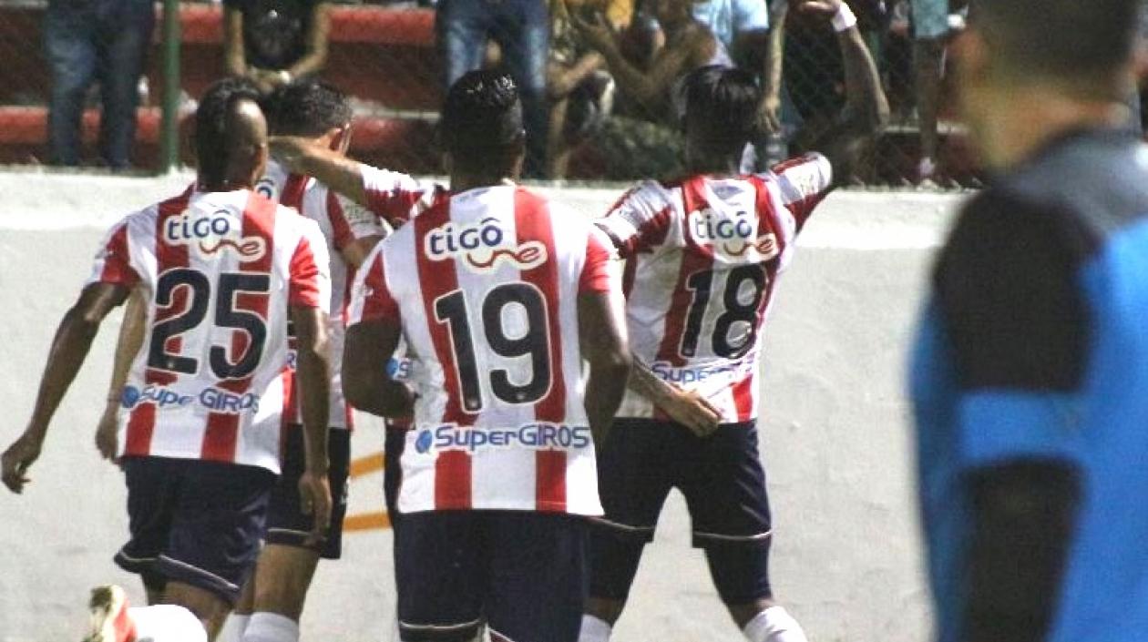 Yony González celebra con sus compañeros el gol del triunfo.