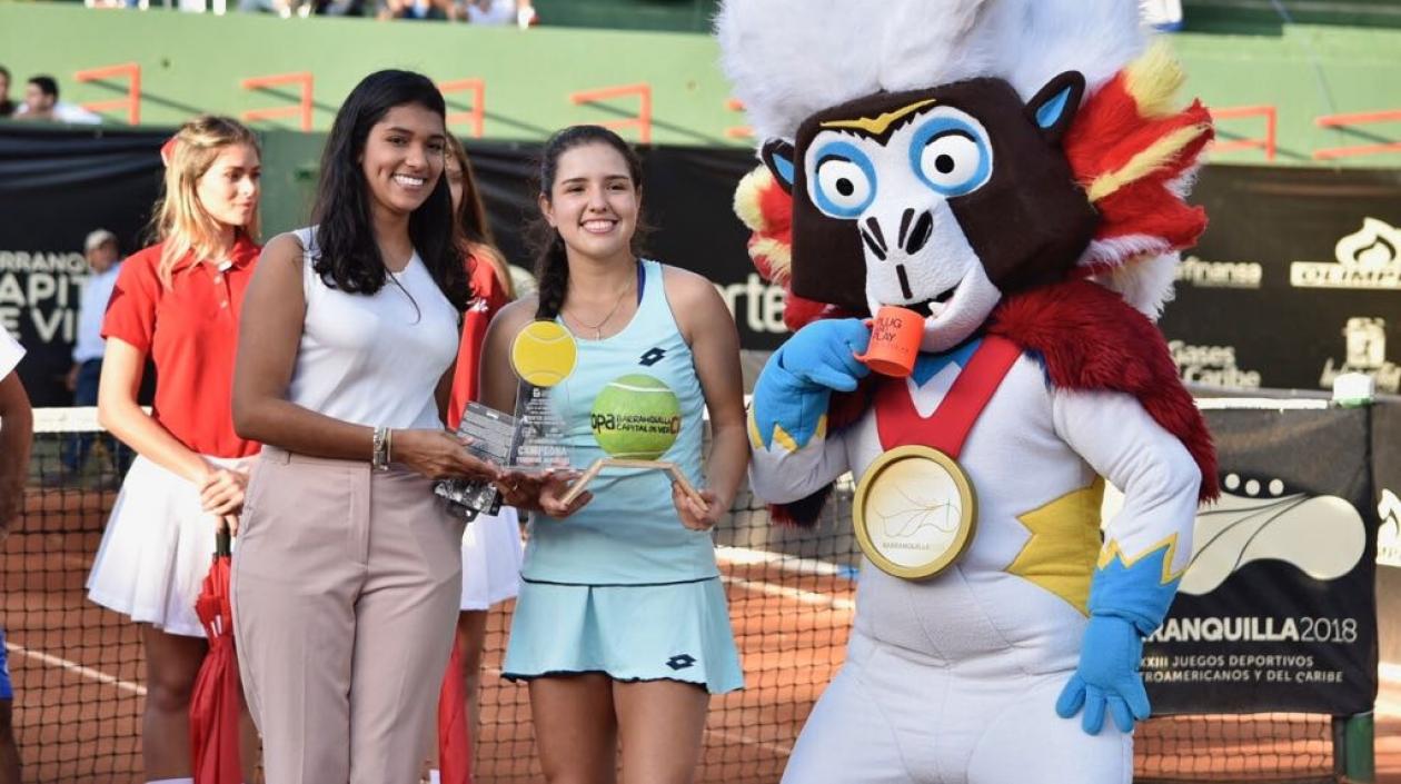 Natalia Mejía entrega el trofeo de campeona a María Camila Osorio, en compañía de el tití Baqui. 