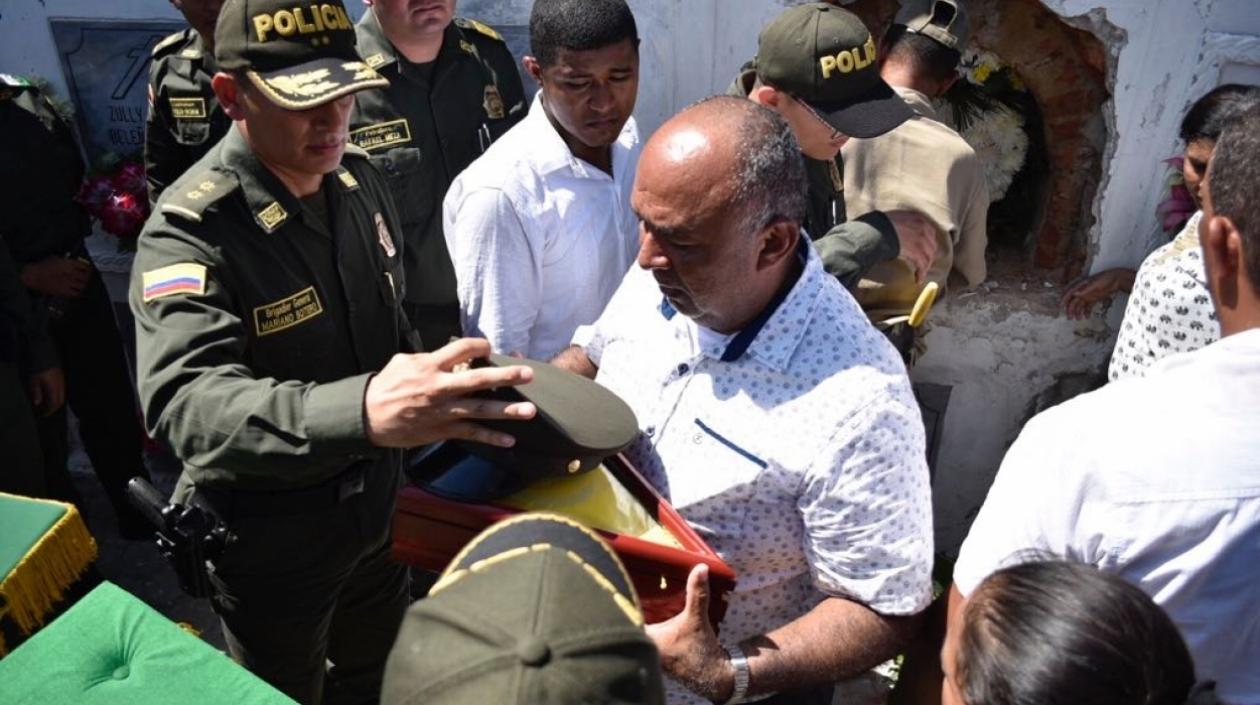 Wilberto Márquez recibe el Kepis y la bandera del general Mariano Botero