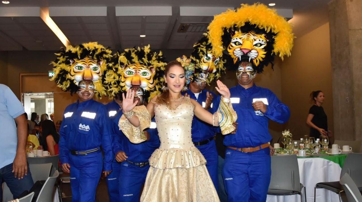Valeria Abuchaibe, Reina del Carnaval 2018, en la presentación de la campaña “Ojo con la basura”. 