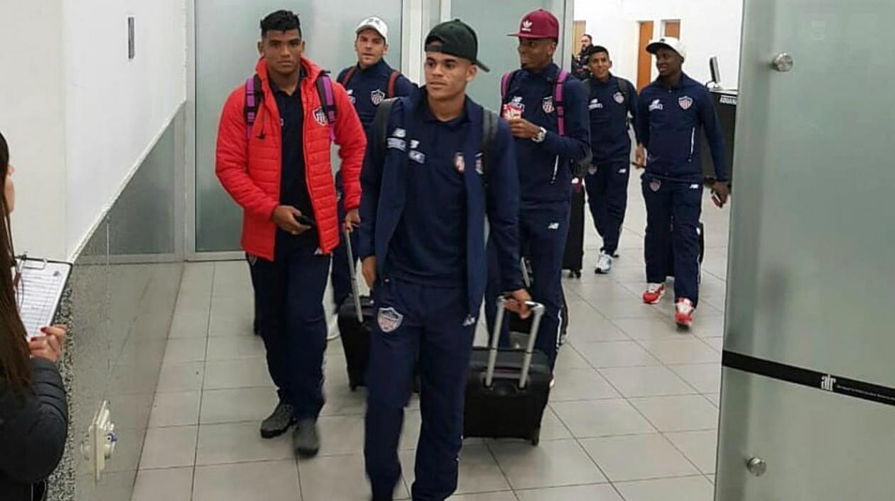 Los jugadores de Junior arribando a Rosario, Argentina. 