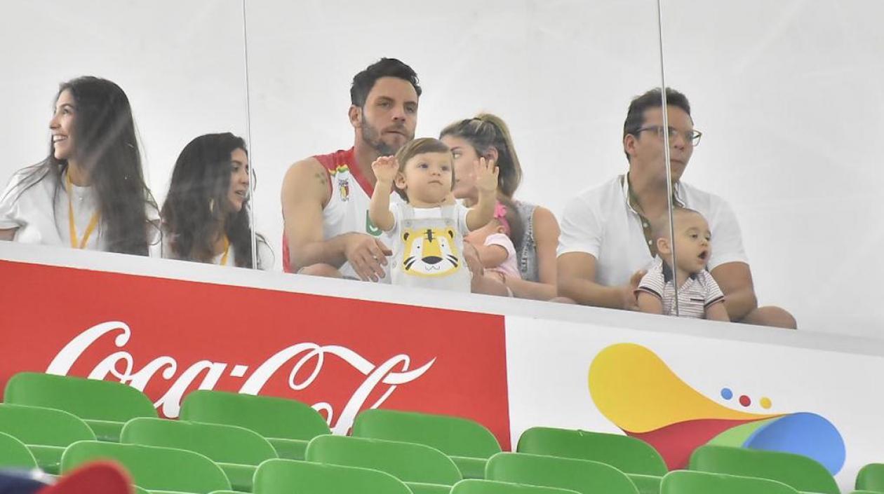Sebastián Viera, observando el partido con su esposa e hijo.