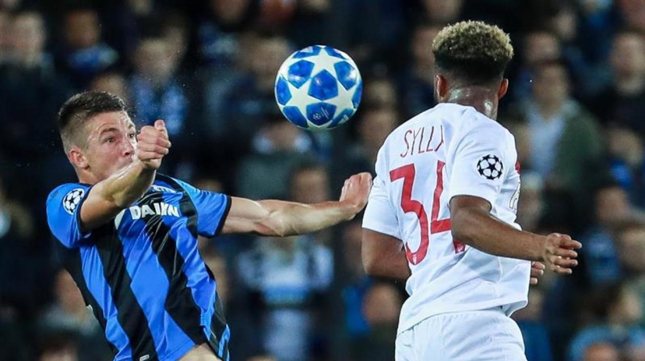 El centrocampista francés del AS Mónaco, Moussa Sylla (d), y el defensa belga del Brujas, Brandon Mechele (i), disputan un balón.