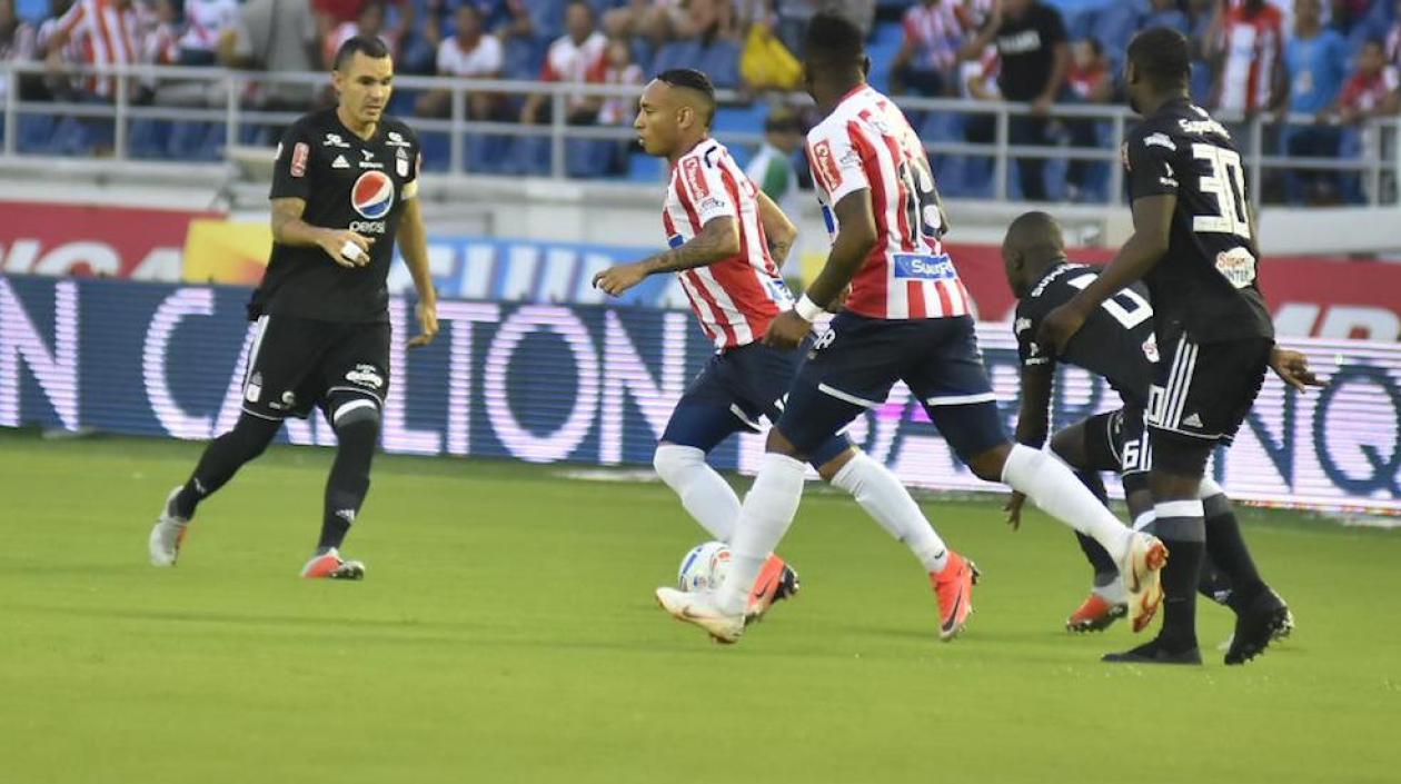 Jarlan Barrera y Yony González en ataque juniorista al inicio del partido.