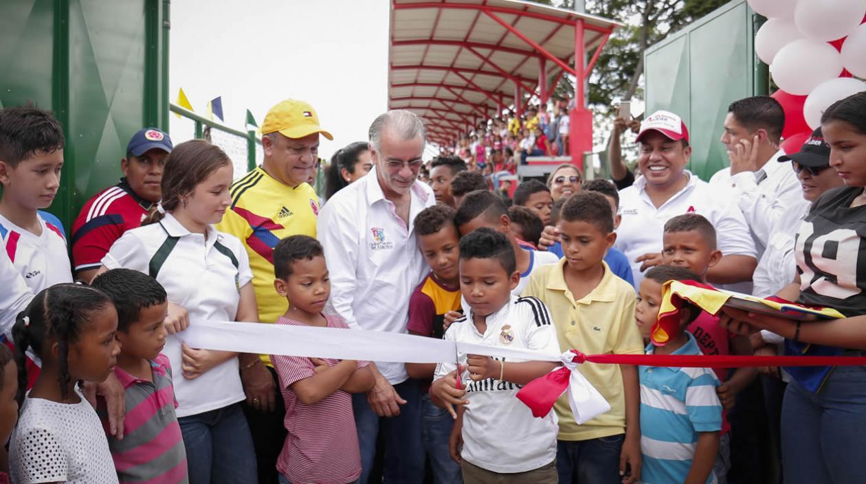 Una moderna megacancha sintética de $2.500 millones fue entregada por parte del gobernador Eduardo Verano De la Rosa a la comunidad de Candelaria