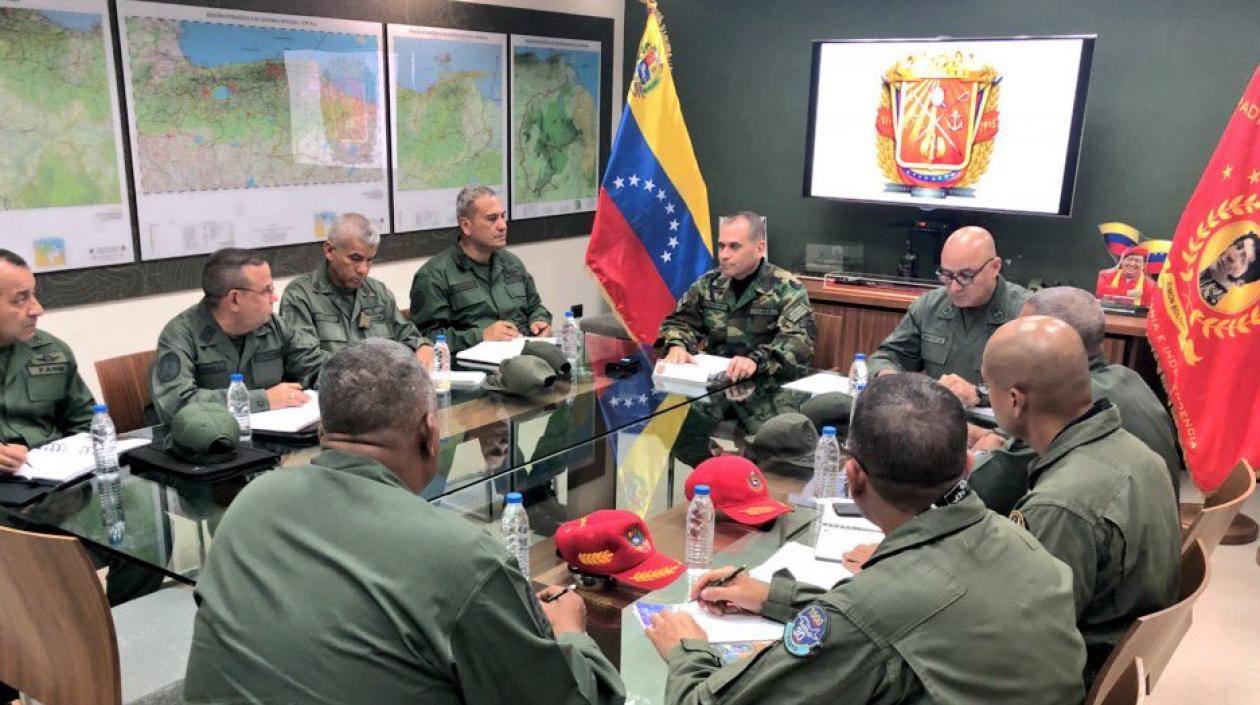 El ministro de Defensa de Venezuela, Vladimir Padrino López, visitó  a militares acantonados en el estado de Táchira, cercano a Colombia.