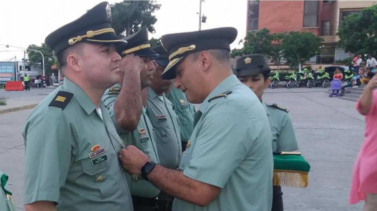 El capitán David Tobón cuando fue condecorado el pasado 6 de noviembre en la Plaza de la Paz, en Barranquilla.