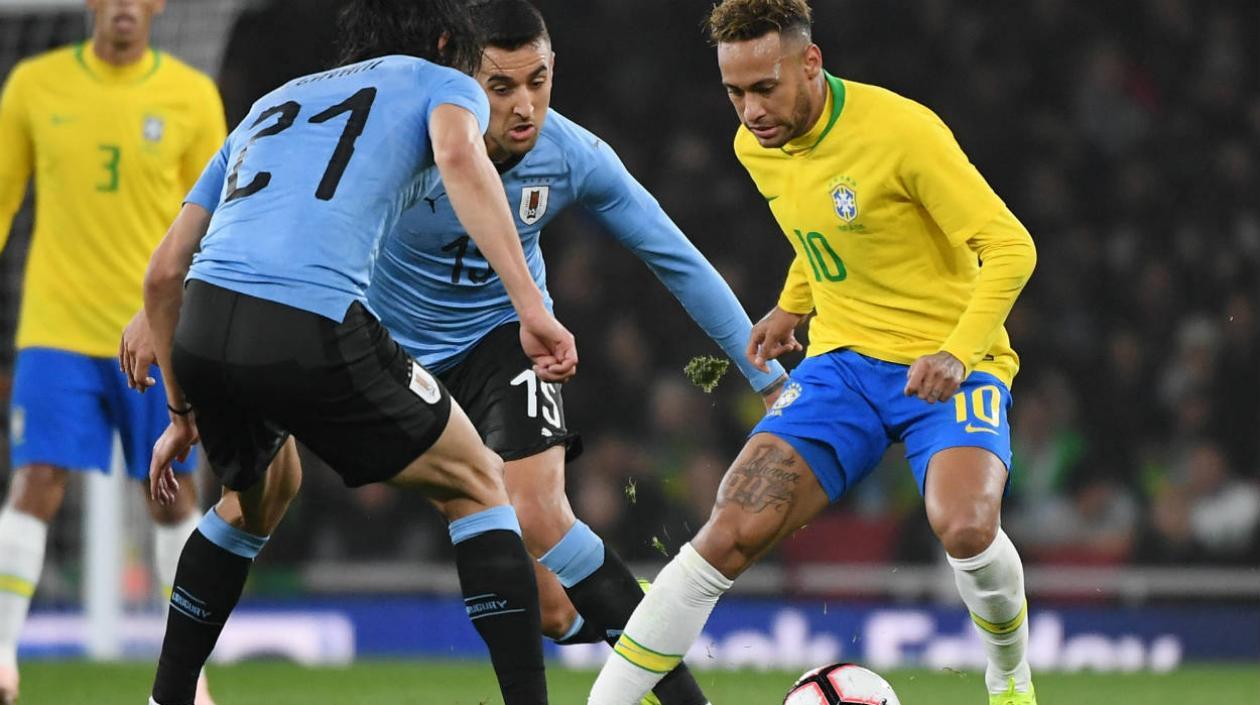 Neymar ante la marca de dos jugadores uruguayos. 