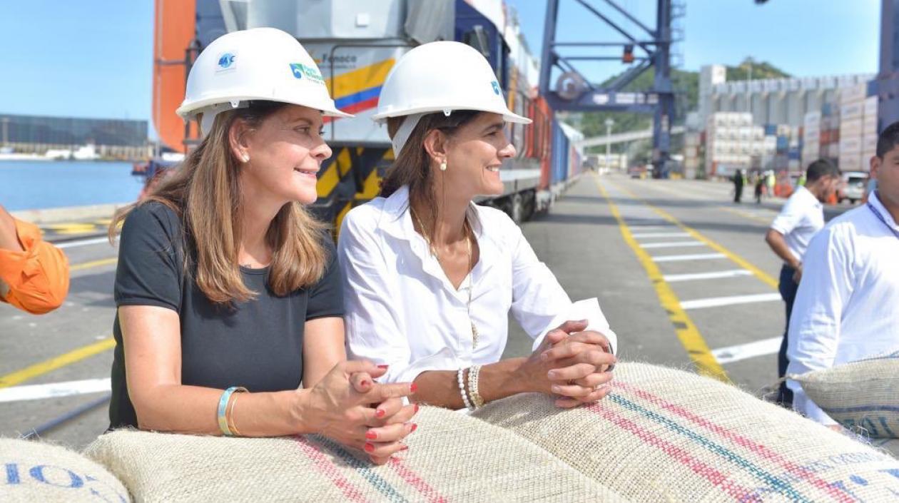 La Vicepresidenta Marta Lucía Ramírez y la Ministra de Transporte Ángela María Orozco, en el puerto de Santa Marta.