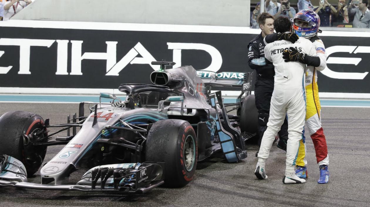 Lewis Hamilton celebra con Fernando Alonso, al final de la carrera. 