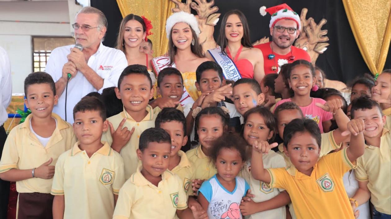 El Gobernador Eduardo Verano, el Secretario de Educación Dagoberto Barraza, con las reinas y los niños.