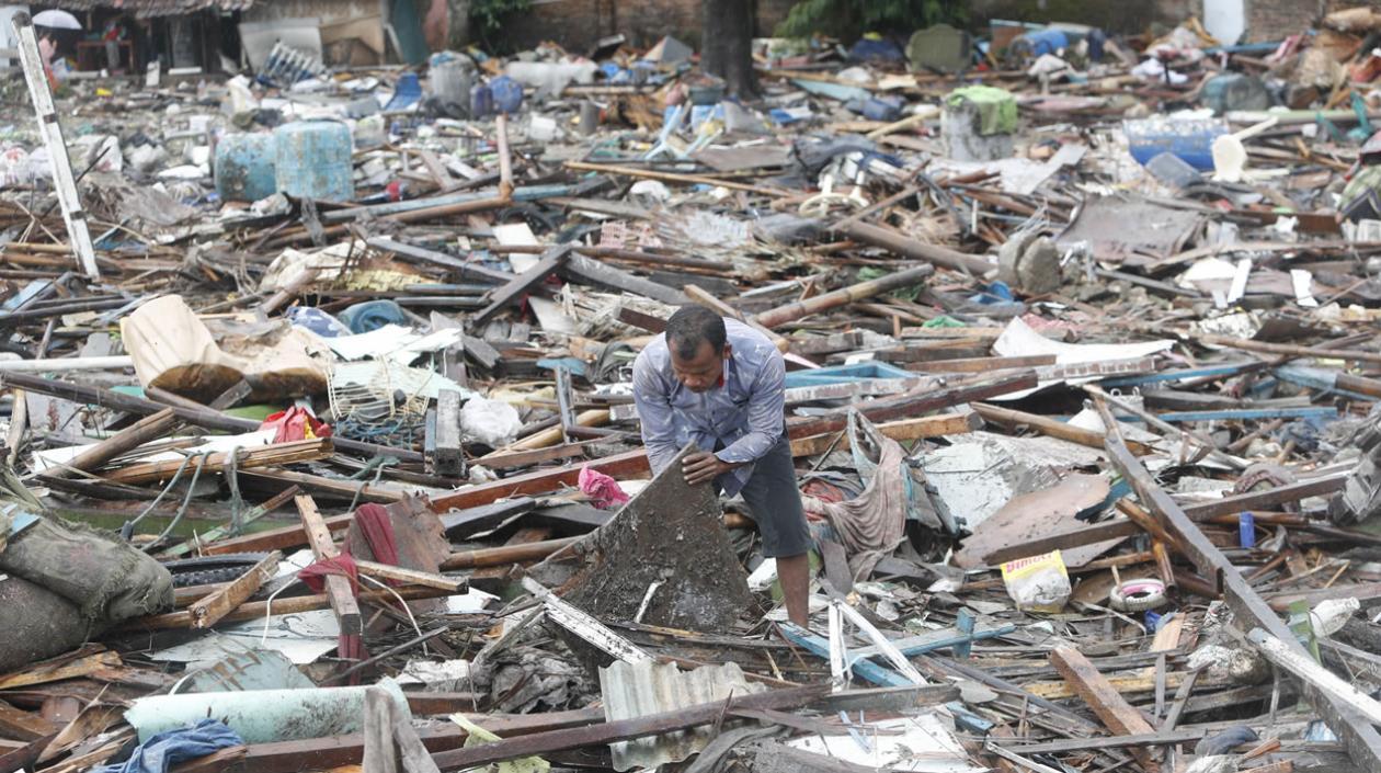 Residentes buscan entre los restos del tsunami que golpeó el estrecho de Sunda en Sumur, Banten, Indonesia