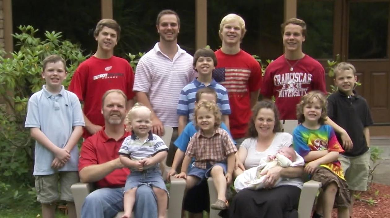  Jay y su esposa Kateri Schwandt y sus 13 hijos.