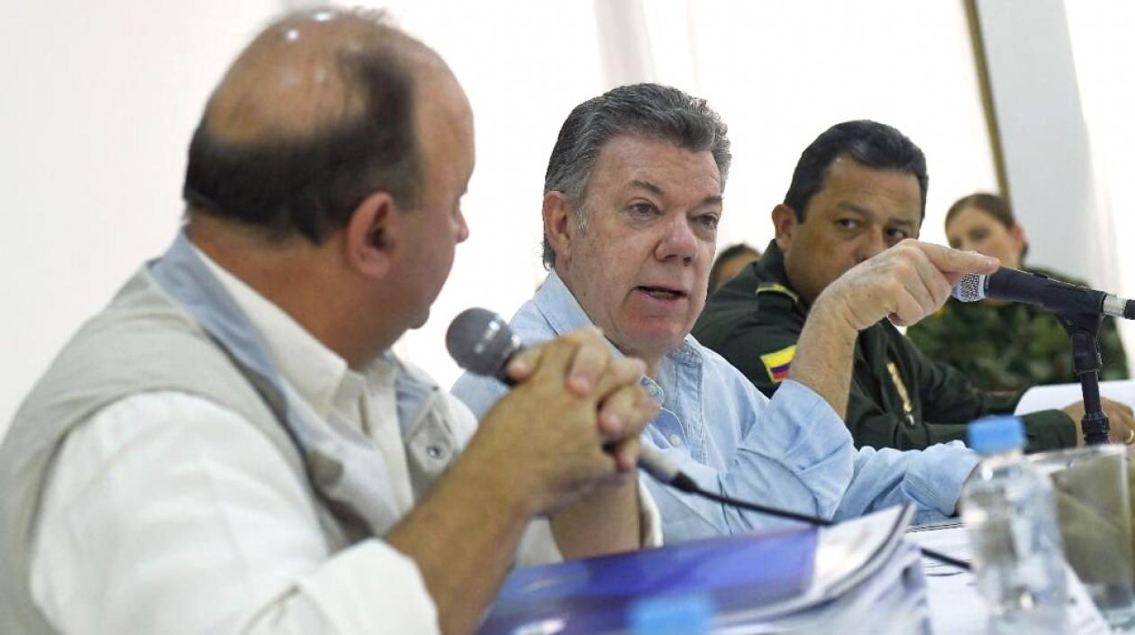 El Presidente Santos con el Ministro de la Defensa durante el consejo de seguridad.