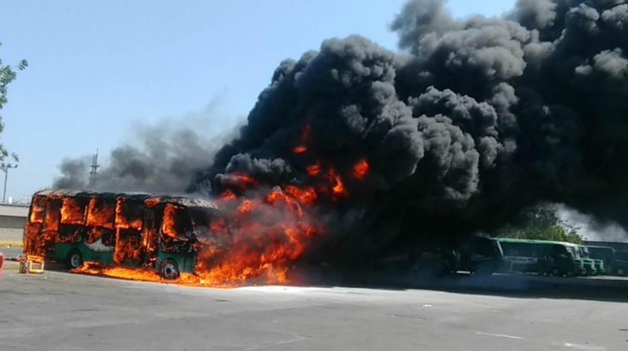 Emergencia por bus de Sobusa  se incendió en la tarde de este viernes