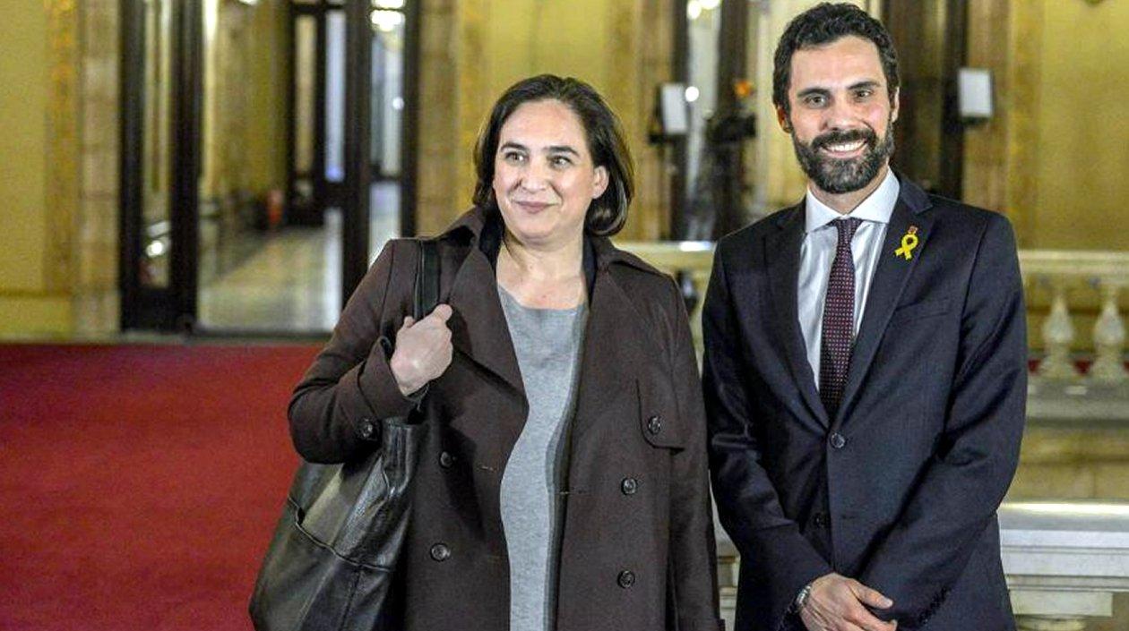 La alcaldesa de Barcelona, Ada Colau, y el presidente del Parlamento catalán, Roger Torrent